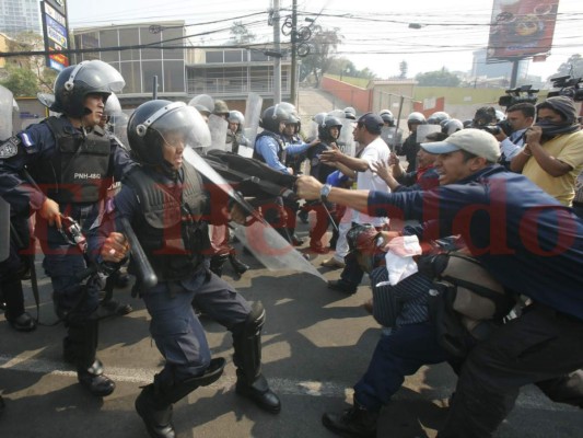 FOTOS: Así fueron los disturbios entre los copines y Policía Militar