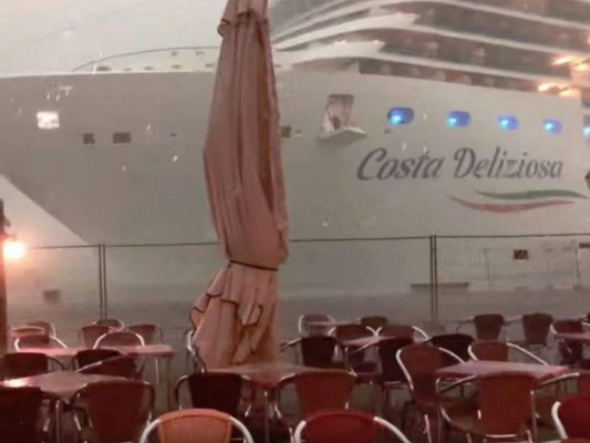 El 'Costa Deliziosa' sembró el control en el puerto de Venecia. Foto captura YouTube