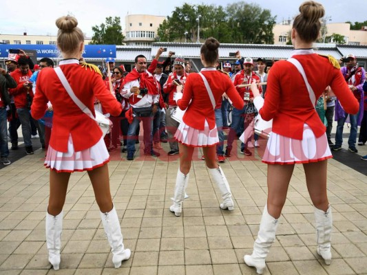 Las guapas mujeres que encienden el partido entre Francia vs. Perú