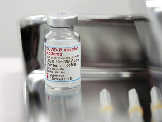 Japón suspende más de 1 millón de dosis de Moderna por tener 'partículas metálicas'