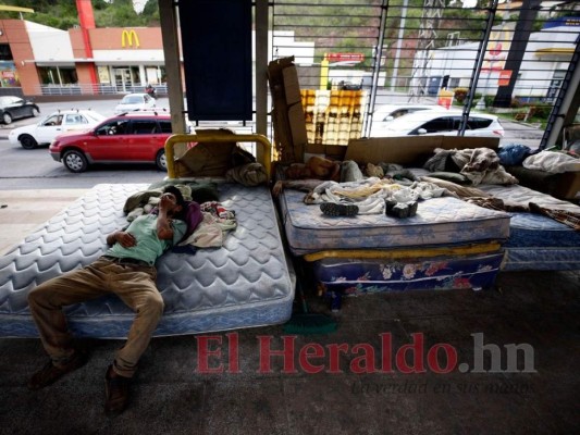 Indigentes se han ubicado en la caseta del Trans 450 ubicada en la colonia Kennedy. Foto: El Heraldo