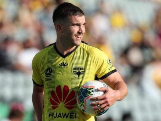 Dos futbolistas rompieron cuarentena para pasear en carro de golf