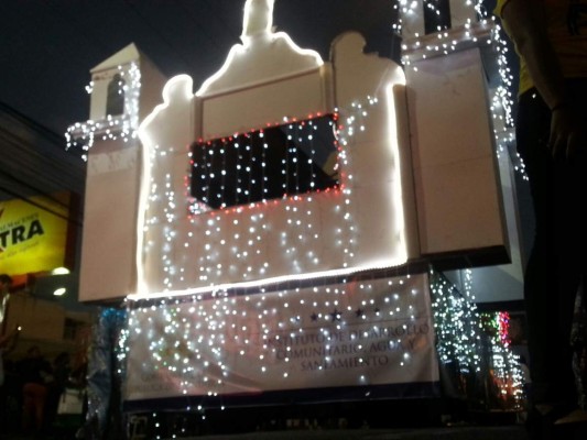 Hermoso desfile de carrosas en la capital hondureña