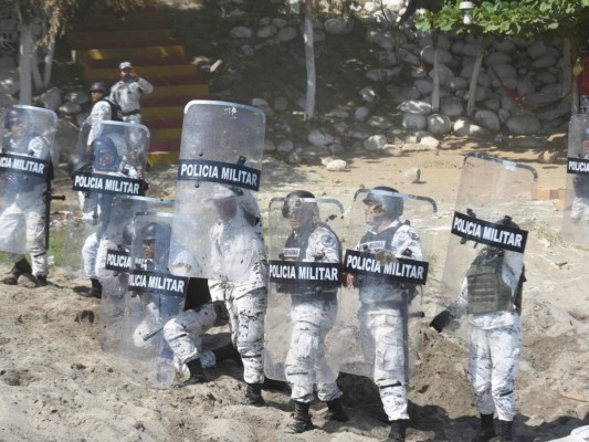 A punta de toletazos y gas lacrimógeno, México impide paso a migrantes