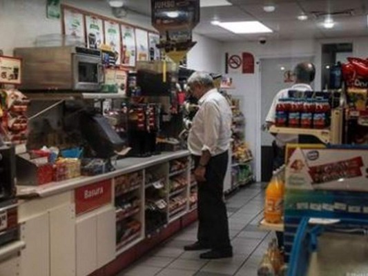 AMLO llega a tienda a comprarse su propio café y sin escolta