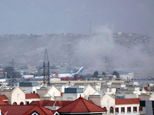Explosión estremece aeropuerto de Kabul; reportan al menos 13 muertos