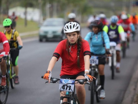 Las mujeres que encabezan la carrera de la Séptima Vuelta Ciclística