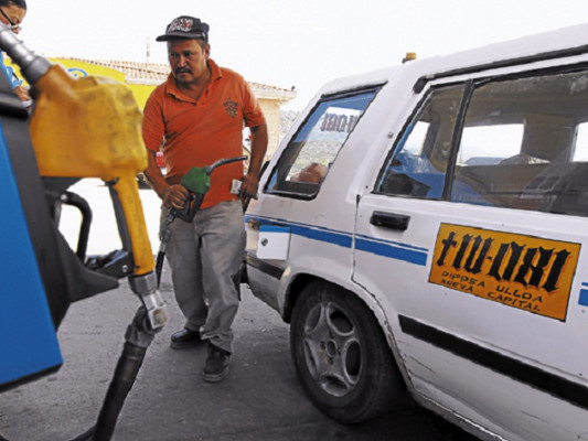 Devaluación y fletes aumentan precio de los carburantes