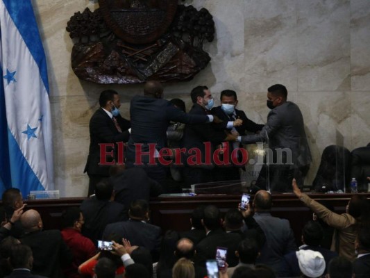 Golpes, anarquía y desorden en la elección de la directiva provisional del CN (FOTOS)