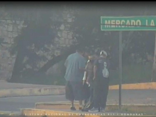 VIDEO: Cámaras del 911 captan a delincuentes asaltando a un hombre en la capital