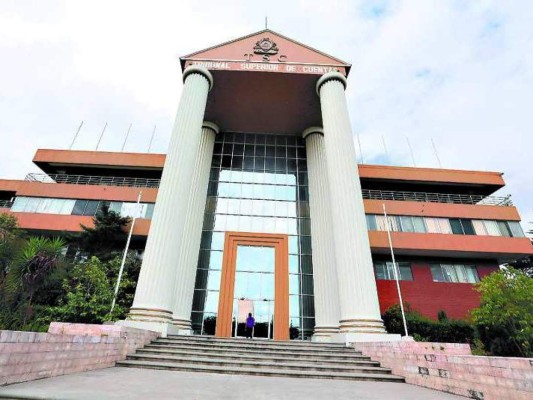 Pizarras electrónicas se compraron sin licitación