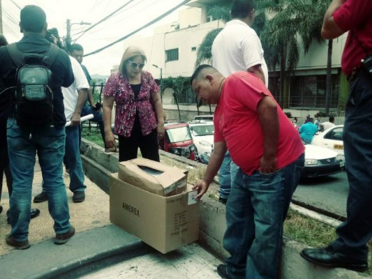 Cerrada la calle frente al Congreso Nacional por protestas de taxistas