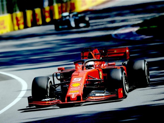 Vettel fue castigado por hacer un reingreso inseguro al circuito en la vuelta 48 después de correr fuera de pista y por una franja de césped. Foto:AFP