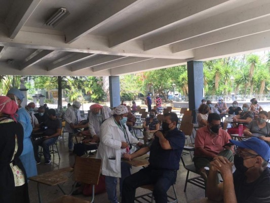 Secretaría de Salud inició vacunación para adultos mayores de 70 años