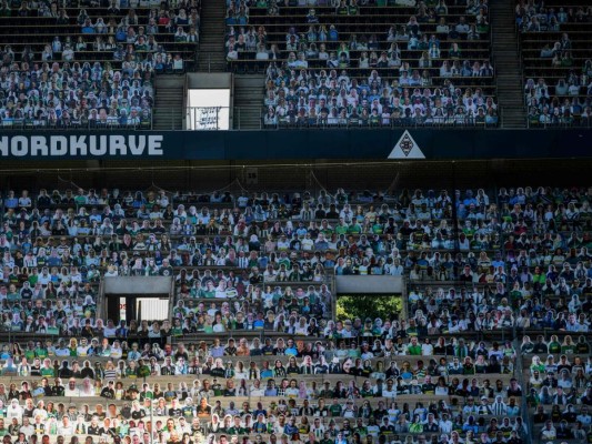 Recortes de cartón con retratos de Borussia Los partidarios de Moenchegladbach se ven en el estadio de fútbol Borussia Park en Moenchengladbach, Alemania occidental. Foto: Agencia AFP.