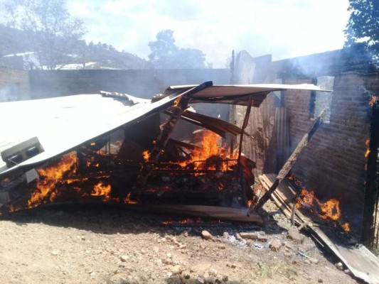 Incendio deja en la calle a humilde familia en colonia Los Pinos