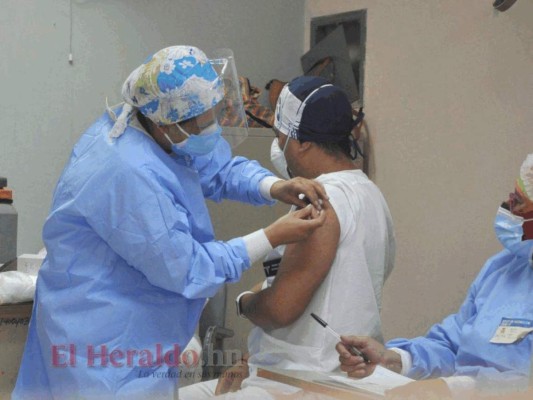 Casi 14 de cada 100 personas de la población meta tienen dos dosis en Honduras