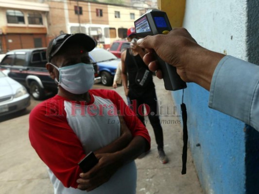 Unos compran, otros van al banco y muchos salen a pedir: La capital en tiempo de pandemia
