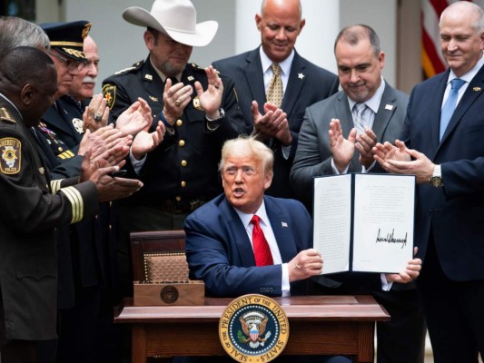 Modesta reforma policial de Trump ante protestas contra el racismo y el abuso
