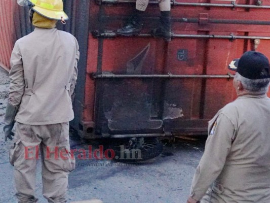 La trágica escena del motociclista aplastado por un contenedor en Choloma