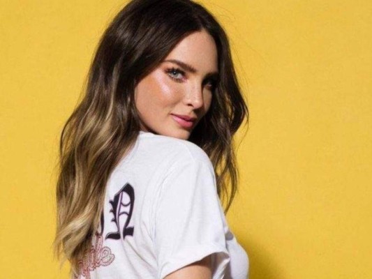 FOTO: Belinda sorprende al aparecer con todo su cuerpo tatuado