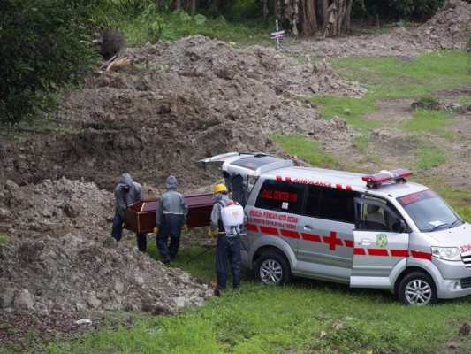 Drama en cementerios del mundo ante miles de muertos por coronavirus