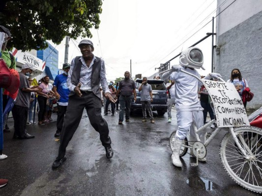 Entre llanto y música despiden a Johnny Ventura (FOTOS)