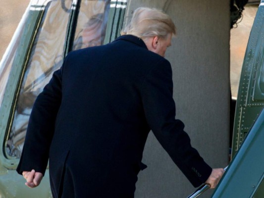 Según libro, Trump se pasa las noches comiendo hamburguesas y viendo televisión