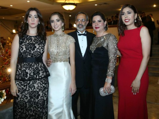 Noche de gala: Seniors de Aldebarán y Antares culminaron con éxito su ciclo escolar