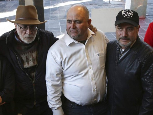 En esta fotografía de archivo del 9 de enero de 2019, Julián LeBarón, que ha alzado la voz contra los grupos delictivos, y su hermano, Adrián, junto con el escritor y activista Javier Sicilia, posan para la foto durante una conferencia de prensa. Foto: AP.