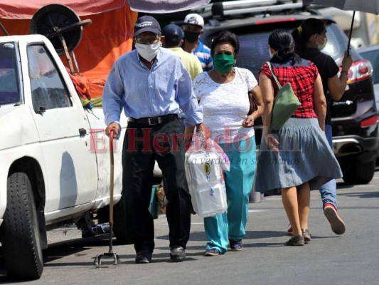 Unos en orden y otros sin acatar medidas, así acuden capitalinos a abastecerse