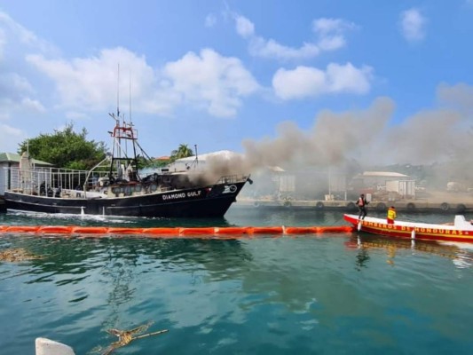 Imágenes del incendio de embarcación en Roatán que dejó dos muertos