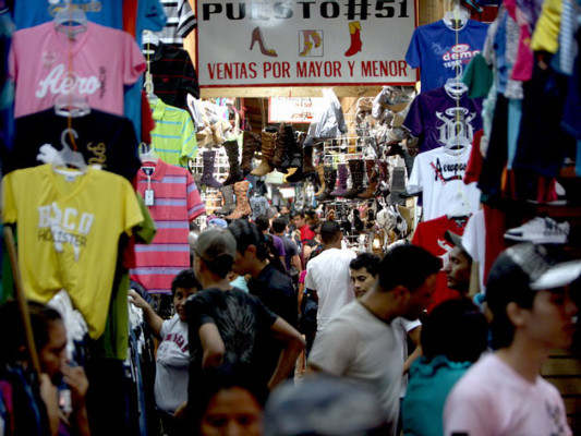 Afanados capitalinos invaden comercios