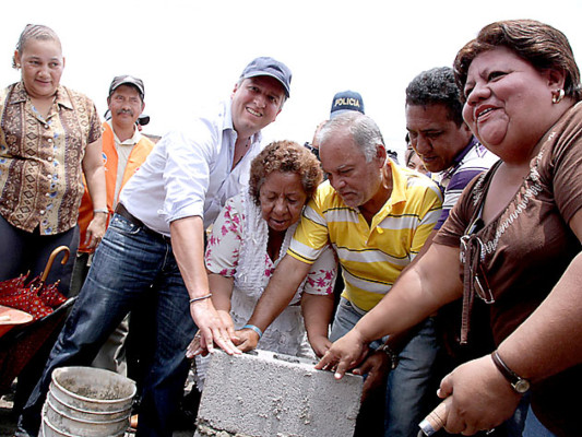 Alcalde y vendedores colocan primera piedra de los nuevos mercados de Comayagüela