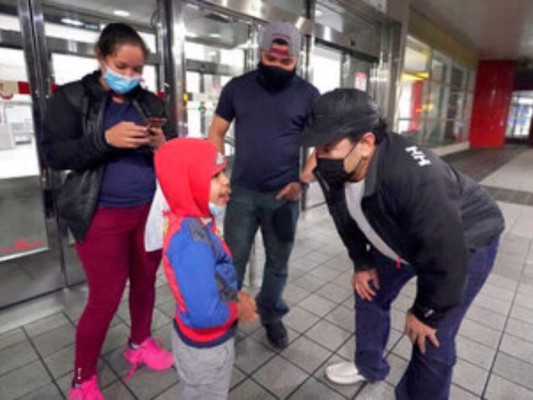 En fotos, la difícil travesía de una madre hondureña y su hijo tras detención en la frontera