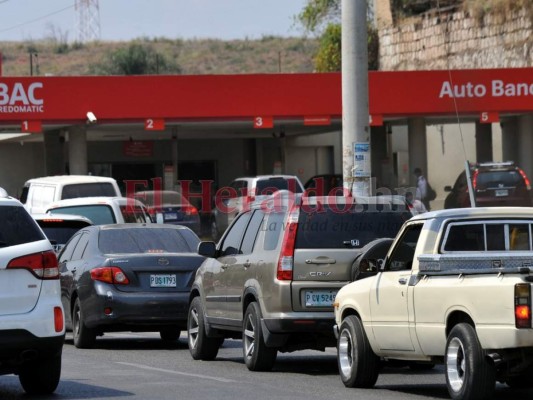Unos en orden y otros sin acatar medidas, así acuden capitalinos a abastecerse