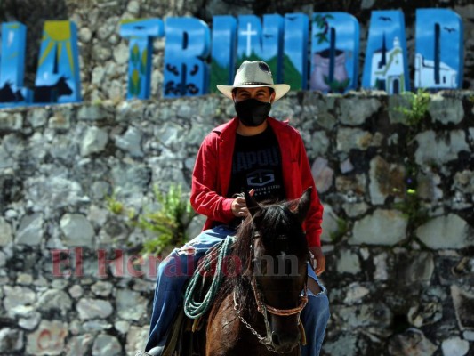 Pocas personas circulan en el municipio de La Trinidad (Comayagua) por el temor al coronavirus. El miedo está latente. Oficialmente registró su primer caso el pasado 26 de octubre y con ello llega al último bastión libre del covid-19. Foto: Johny Magallanes / EL HERALDO.