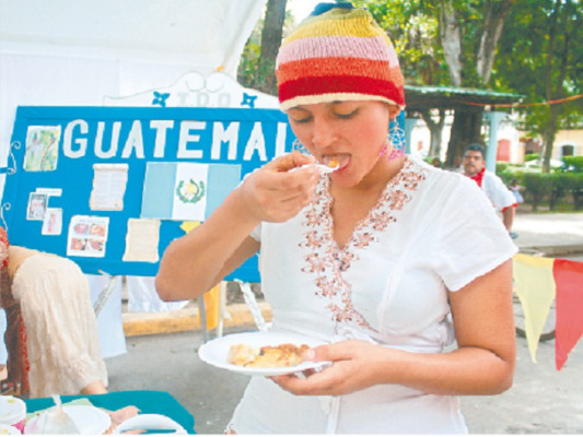 Realizan feria gastronómica al final de las fiestas patrias