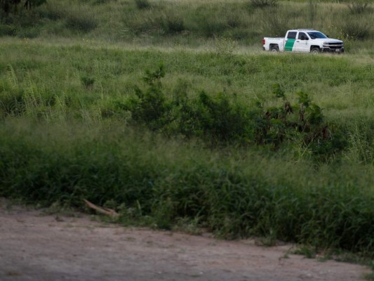 Rescatan a migrante hondureño que estaba a punto de morir deshidratado tras perderse en Texas