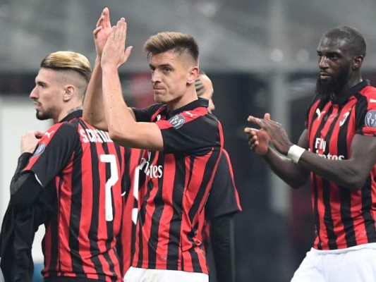 Krzysztof Piatek y Tiemoue Bakayoko del AC Milan. (AFP)