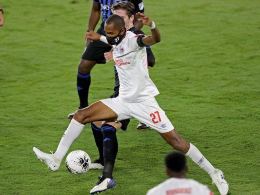 Jerry Bengtson se vuelve viral en las redes por jugar con mascarilla