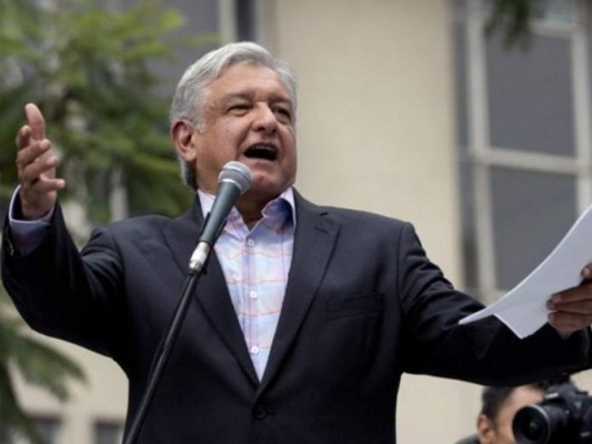AMLO llega a tienda a comprarse su propio café y sin escolta