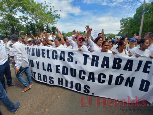 FOTOS: Con 'Marcha por la paz' piden a maestros y médicos retornar a sus labores