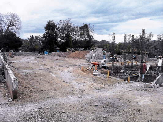 Construyen el parque central de aldea El Tizate