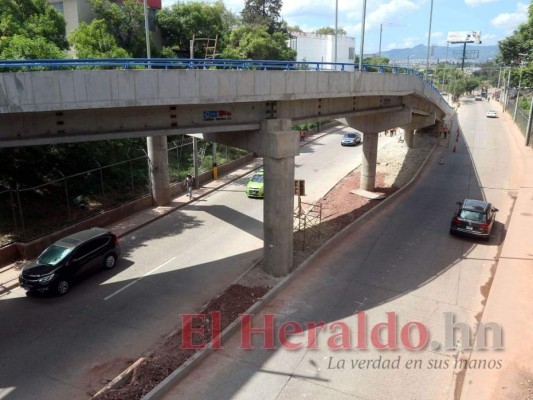 En La Miramontes se ejecuta otro paso vial. Foto: Alex Pérez/El Heraldo