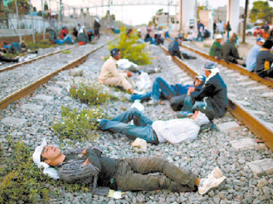 Hondureños varados siguieron ruta a EUA en bus, aventón y a pie