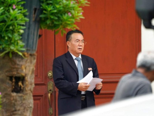 Kim Yu Song, consejero de la embajada de Corea del Norte en Malasia, sale de la embajada en Kuala Lumpur. FOTO: AP