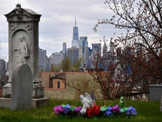 FOTOS: El coronavirus pone a prueba a los cementerios de Nueva York