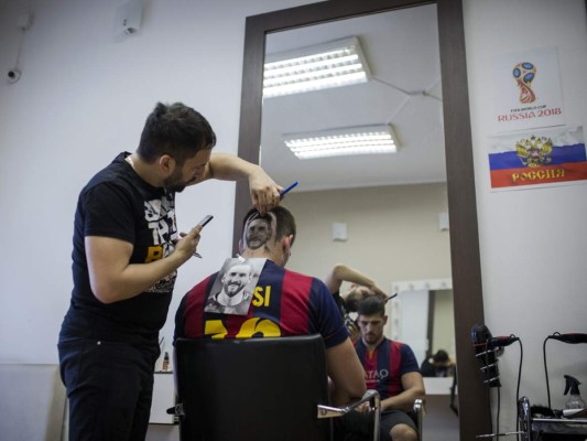 Un peluquero diseña a Messi y a Cristiano Ronaldo en las cabezas de sus clientes en Serbia