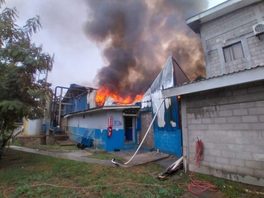 Incendio consume una fábrica en Santa Cruz de Yojoa